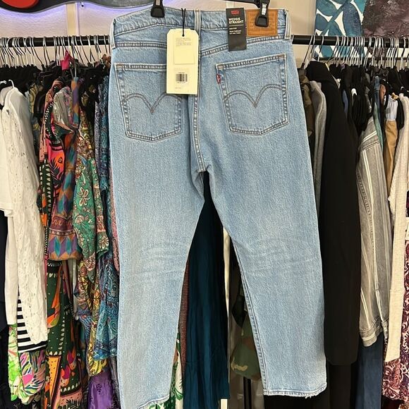 NWT Levi’s Wedgie Straight Women’s Jeans Denim Ripped Knee - Picture 10 of 11
